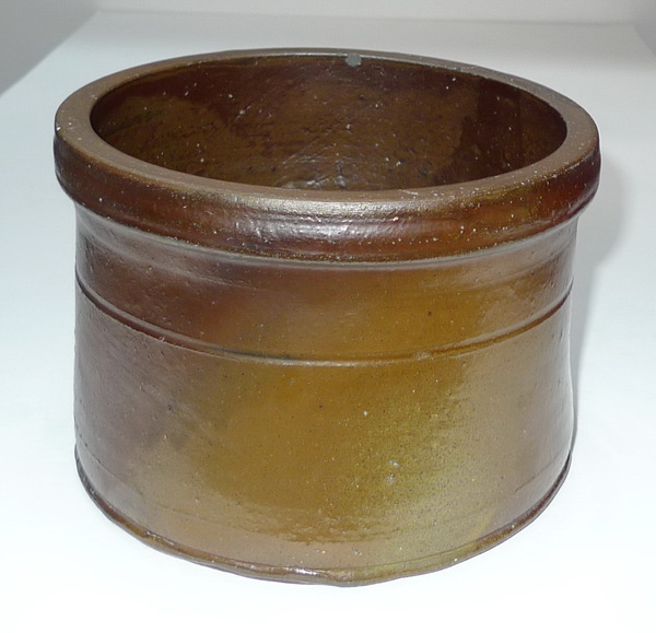 Small slip covered crock. ai23.